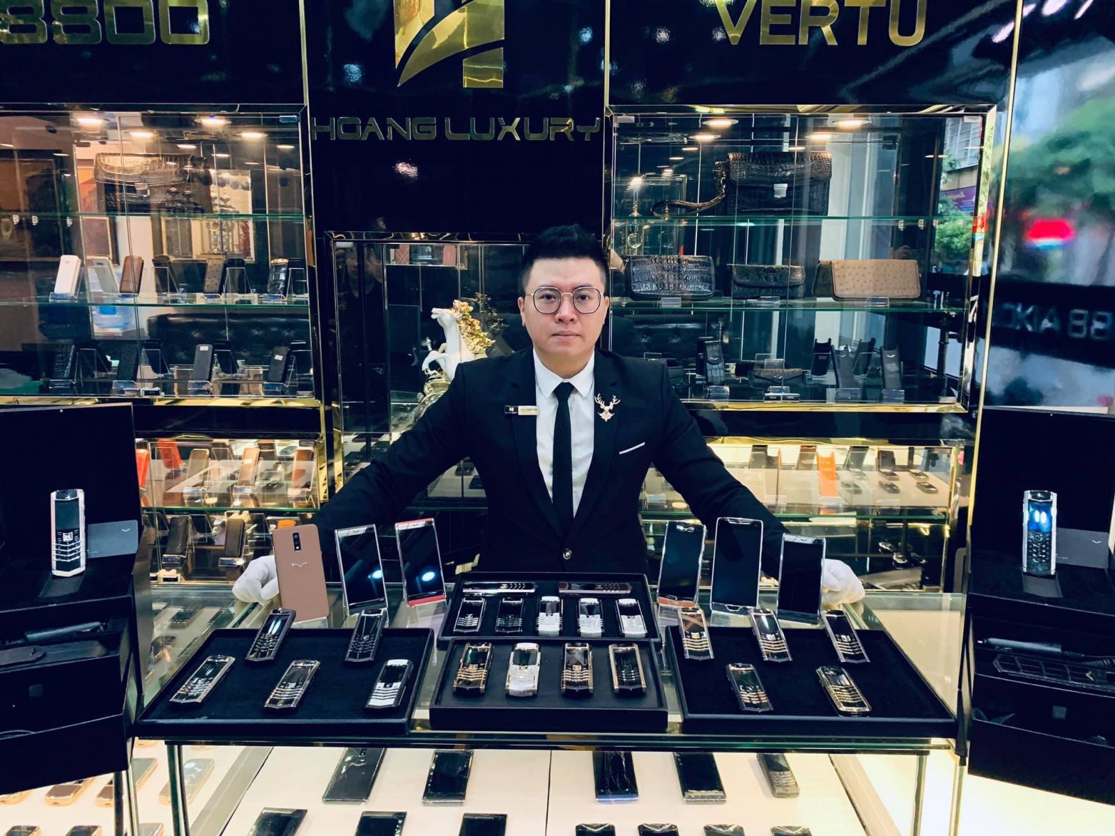 Showroom Hoàng Luxury chuyên điện thoại Vertu chính hãng