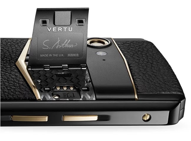 Chữ ký trên thân máy điện thoại Vertu
